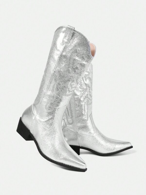 Botas de Tacón Medio con Bordados Estilo Western y Acabado Brillante - Image 8