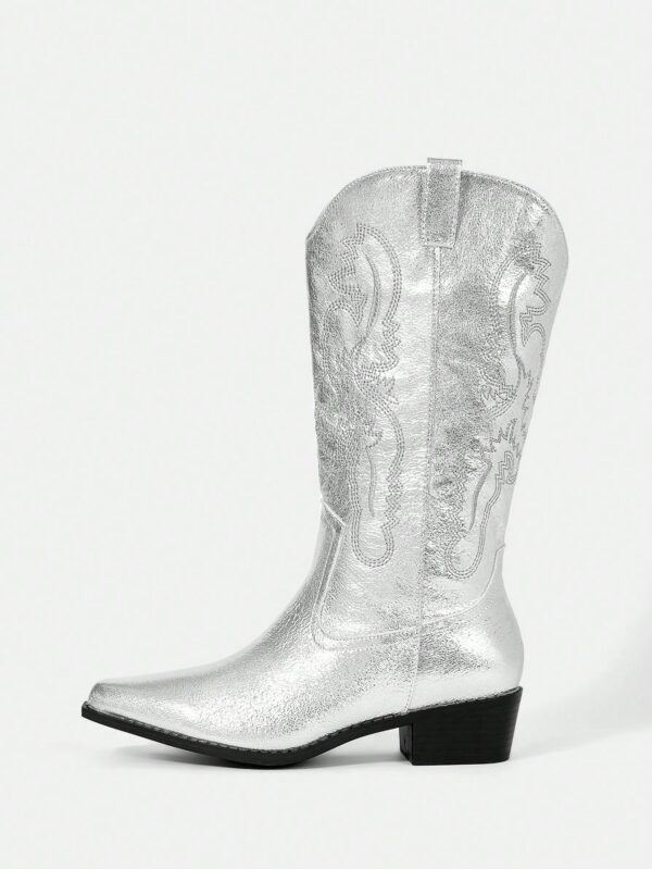 Botas de Tacón Medio con Bordados Estilo Western y Acabado Brillante - Image 10