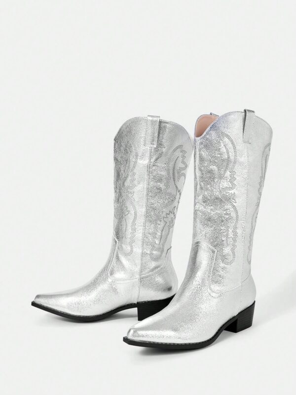 Botas de Tacón Medio con Bordados Estilo Western y Acabado Brillante - Image 9