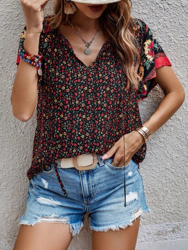 Blusa Floral de Manga Corta con Lazo en el Cuello - Image 10