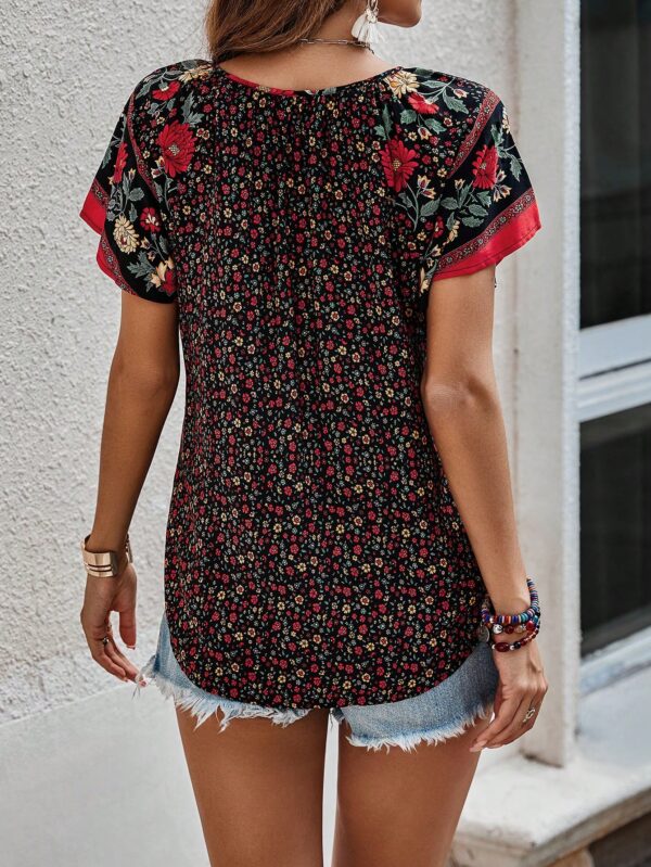 Blusa Floral de Manga Corta con Lazo en el Cuello - Image 11