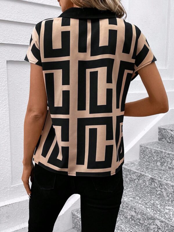 Blusa de Verano con Estampado Geométrico y Manga Murciélago - Image 2