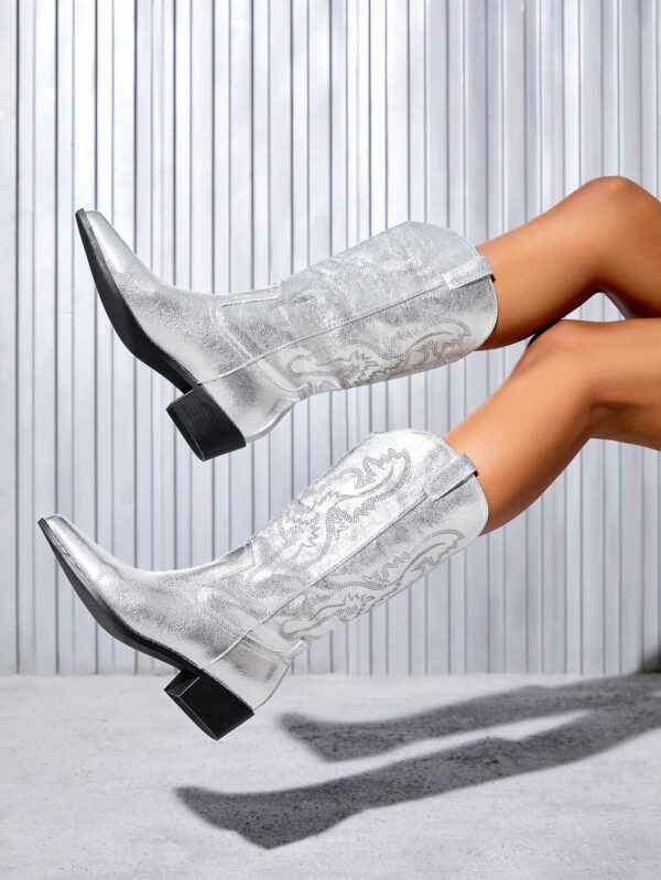 Botas de Tacón Medio con Bordados Estilo Western y Acabado Brillante - Image 7