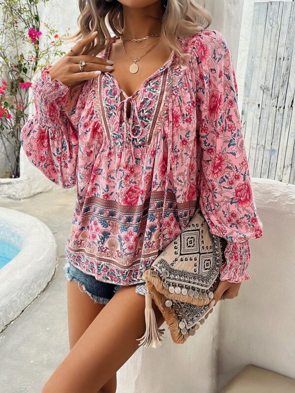 Blusa Floral con Lazada al Cuello y Mangas Farol