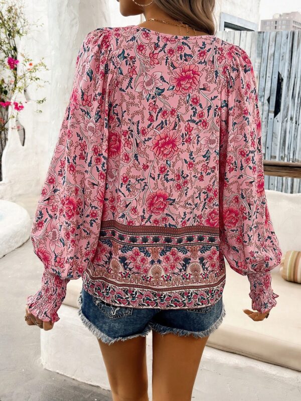 Blusa Floral con Lazada al Cuello y Mangas Farol - Image 2