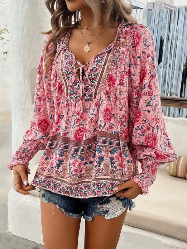 Blusa Floral con Lazada al Cuello y Mangas Farol - Image 3