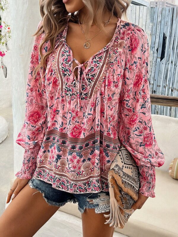 Blusa Floral con Lazada al Cuello y Mangas Farol - Image 4