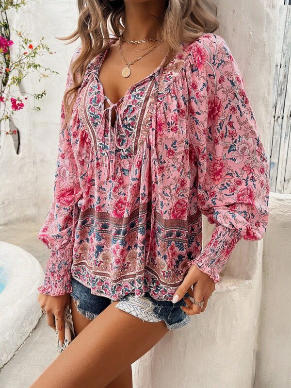 Blusa Floral con Lazada al Cuello y Mangas Farol - Image 5