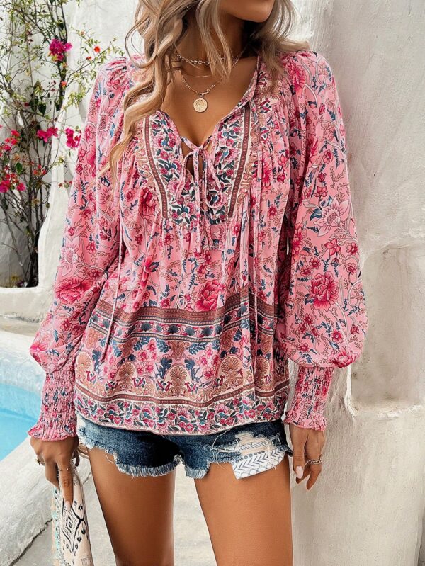 Blusa Floral con Lazada al Cuello y Mangas Farol - Image 6