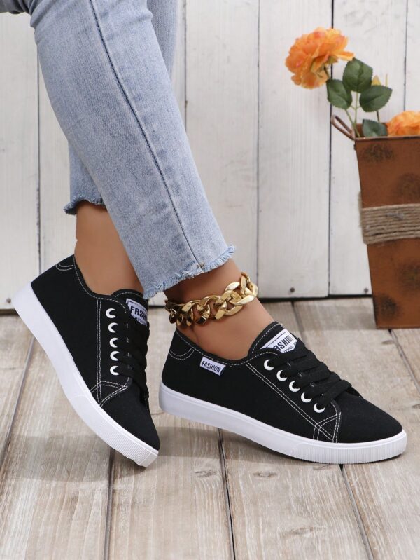 Zapatillas Deportivas de Lona Negra y Blanca, Estilo Universitario - Image 2