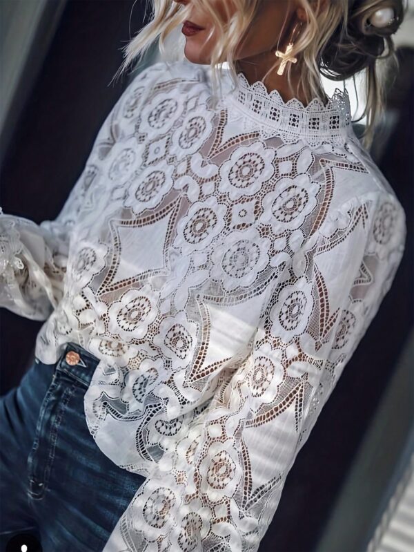 Blusa Elegante de Encaje con Cuello Alto y Manga Larga - Image 6