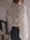 Blusa Elegante de Encaje con Cuello Alto y Manga Larga