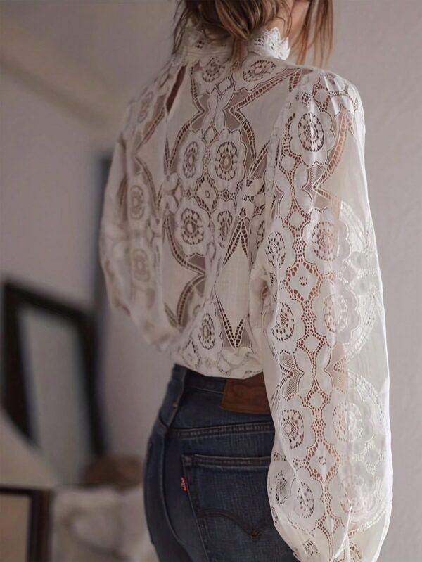 Blusa Elegante de Encaje con Cuello Alto y Manga Larga - Image 7