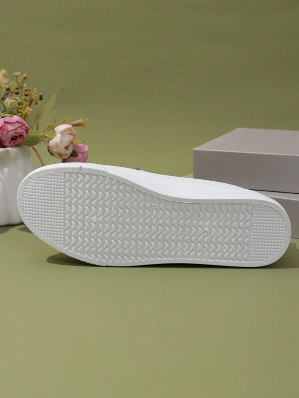 Zapatillas Deportivas Planas de Mujer con Detalles de Strass - Image 4
