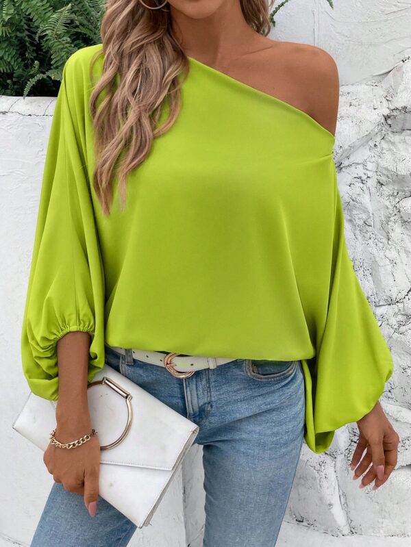 Blusa Asimétrica con Manga Murciélago y Hombro Descubierto - Image 14