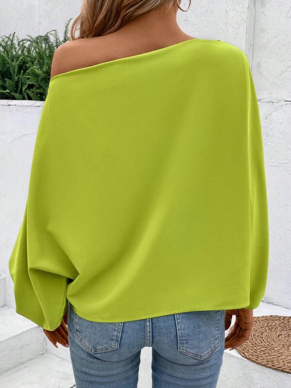 Blusa Asimétrica con Manga Murciélago y Hombro Descubierto - Image 15