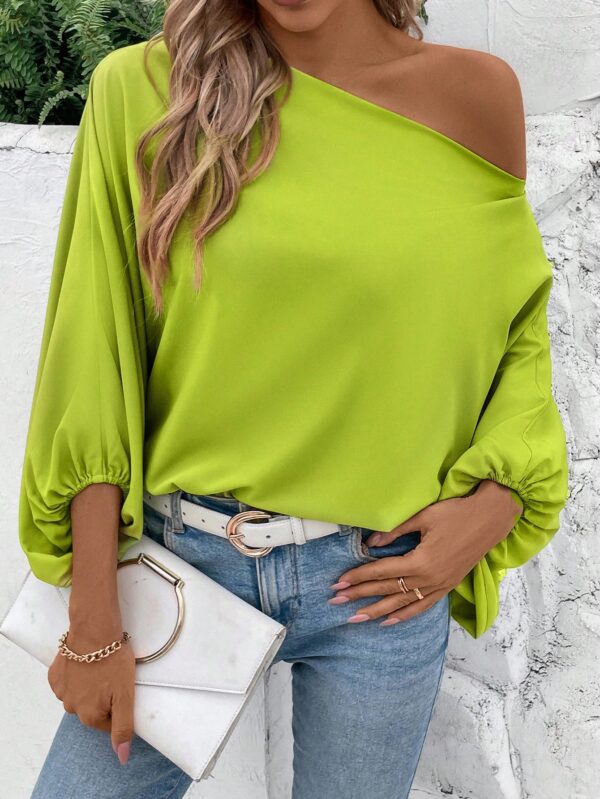 Blusa Asimétrica con Manga Murciélago y Hombro Descubierto - Image 17
