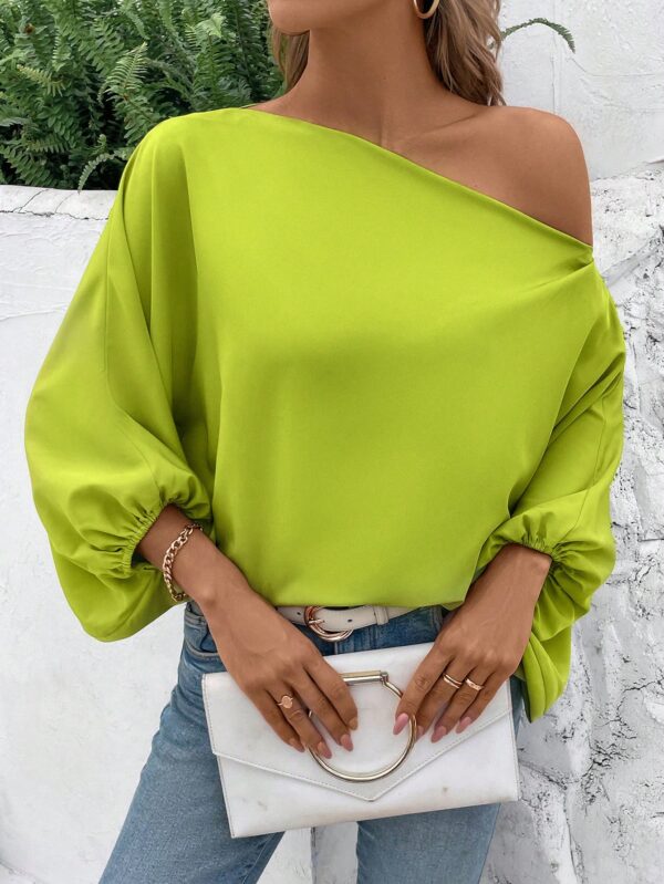 Blusa Asimétrica con Manga Murciélago y Hombro Descubierto - Image 18
