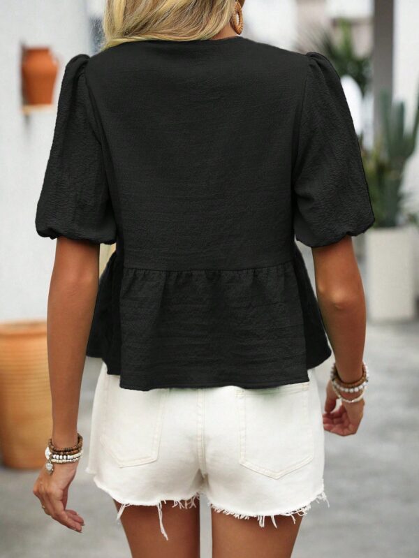 Blusa Casual de Cuello Redondo con Volantes y Manga Corta - Image 2