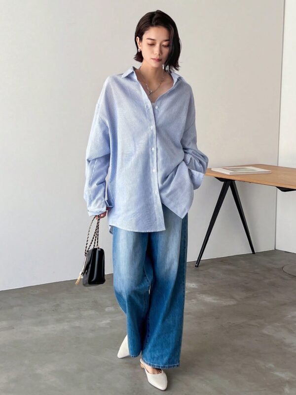 Blusa a Rayas con Botones y Hombros Caídos - Image 2