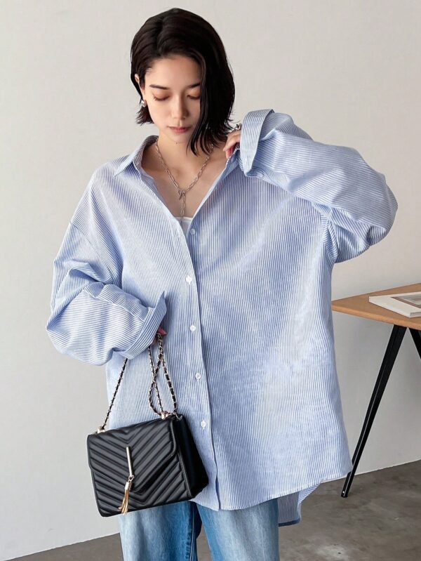 Blusa a Rayas con Botones y Hombros Caídos - Image 4