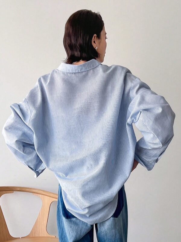 Blusa a Rayas con Botones y Hombros Caídos - Image 7