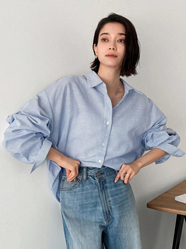 Blusa a Rayas con Botones y Hombros Caídos - Image 8