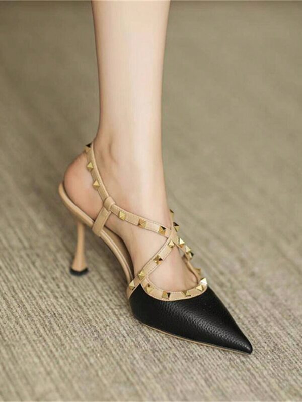 Sandalias Slingback de Taco Alto con Tachuelas y Correas Cruzadas
