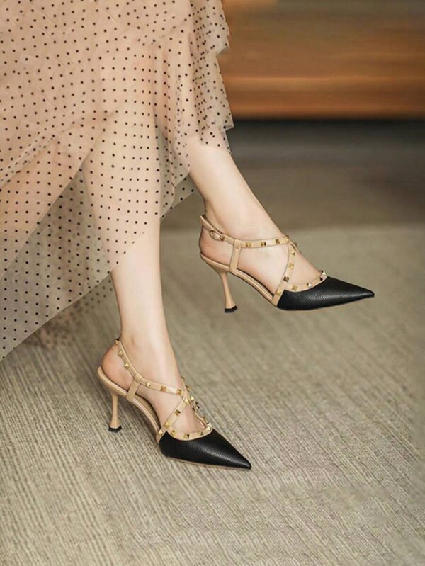 Sandalias Slingback de Taco Alto con Tachuelas y Correas Cruzadas - Image 2