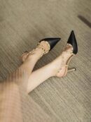 Sandalias Slingback de Taco Alto con Tachuelas y Correas Cruzadas