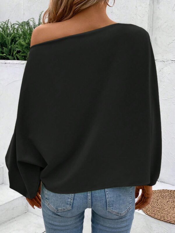 Blusa Asimétrica con Manga Murciélago y Hombro Descubierto - Image 2