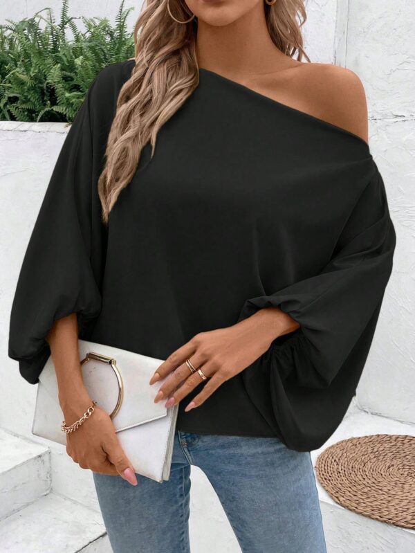 Blusa Asimétrica con Manga Murciélago y Hombro Descubierto - Image 3