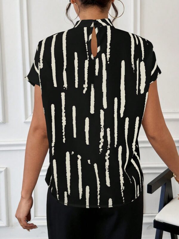 Blusa Verano Estampada con Cuello Mao y Mangas Cortas - Image 2