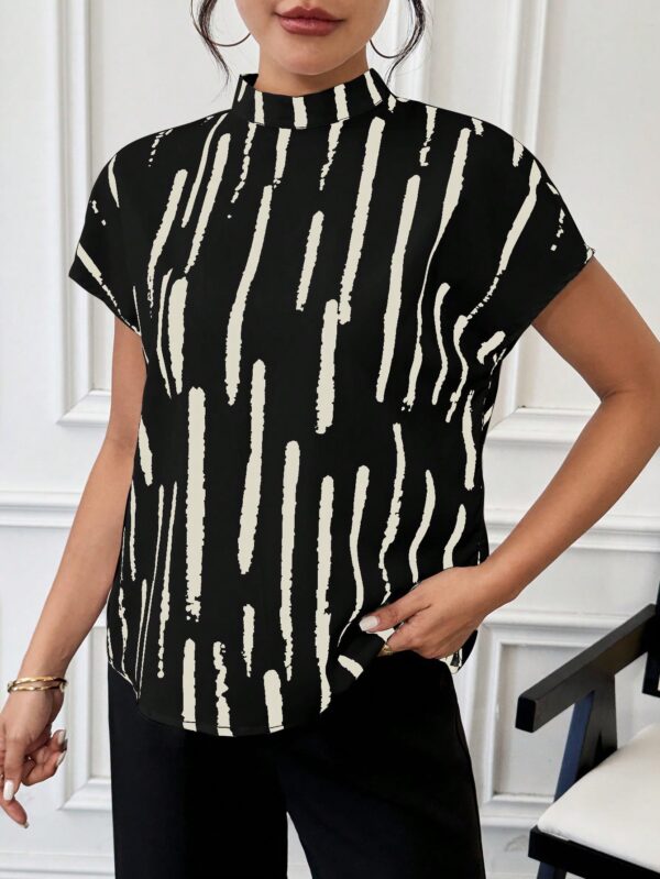 Blusa Verano Estampada con Cuello Mao y Mangas Cortas - Image 3