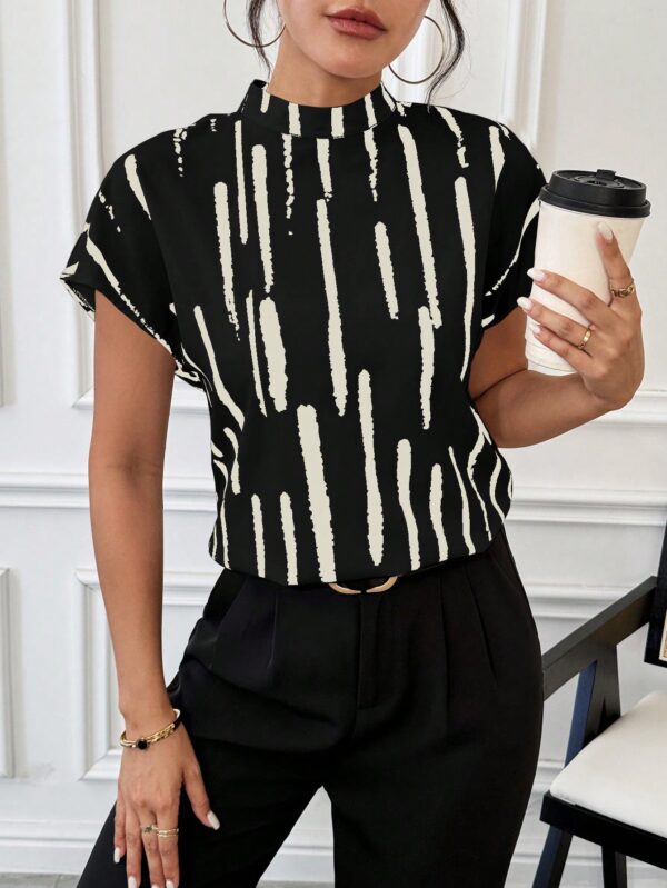 Blusa Verano Estampada con Cuello Mao y Mangas Cortas - Image 5