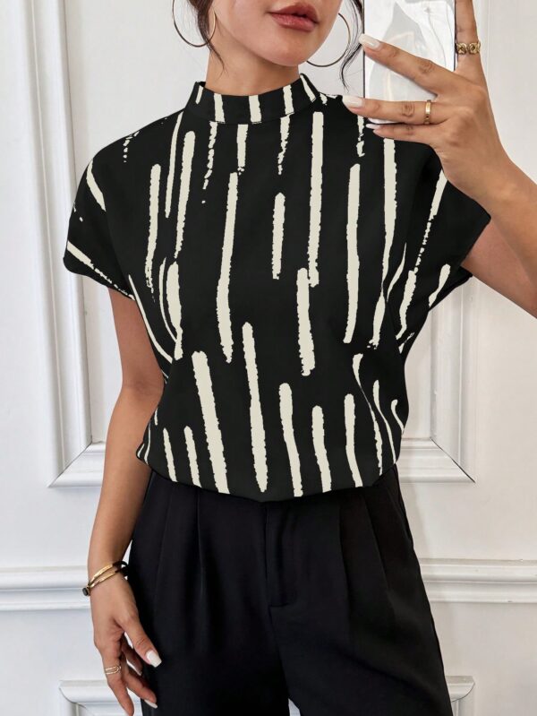 Blusa Verano Estampada con Cuello Mao y Mangas Cortas - Image 7