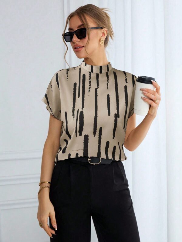 Blusa Verano Estampada con Cuello Mao y Mangas Cortas - Image 8