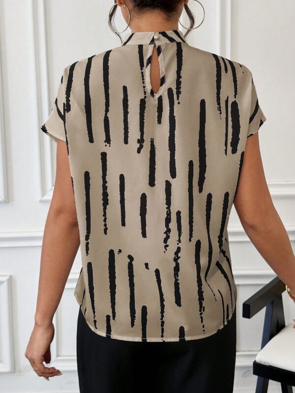 Blusa Verano Estampada con Cuello Mao y Mangas Cortas - Image 9
