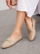 Mocasines de Mujer con Hebilla Metálica y Tacón Plano