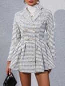 Abrigo Tweed Plisado con Doble Botonadura y Cuello Solapa