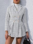 Abrigo Tweed Plisado con Doble Botonadura y Cuello Solapa