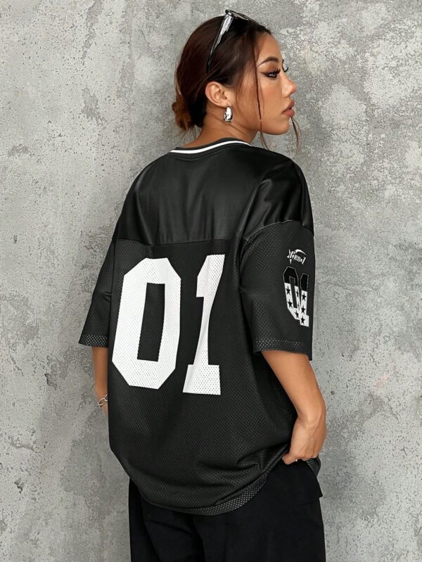 Camiseta Deportiva de Malla con Estampado de Números y Letras - Image 15