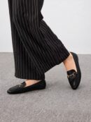 Mocasines de Mujer con Hebilla Metálica y Tacón Plano