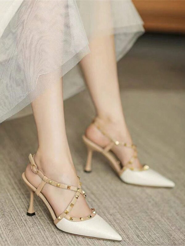 Sandalias Slingback de Taco Alto con Tachuelas y Correas Cruzadas - Image 5