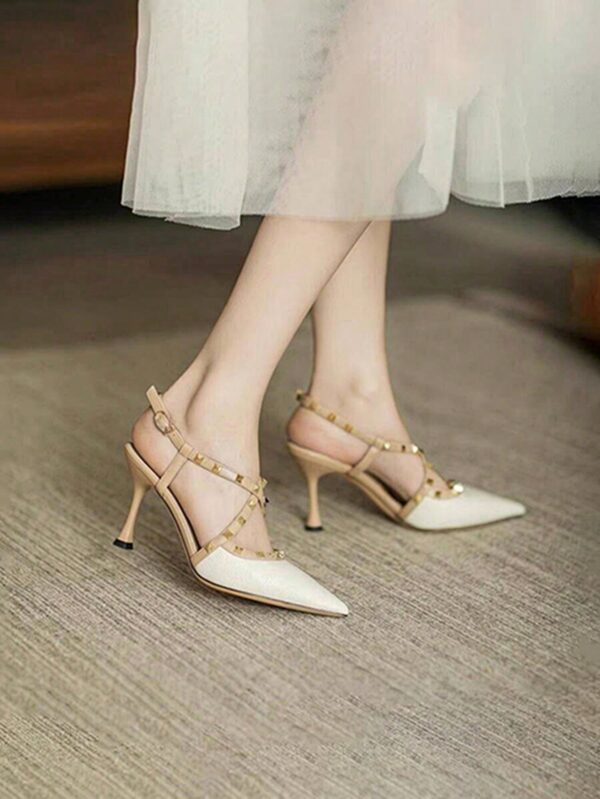 Sandalias Slingback de Taco Alto con Tachuelas y Correas Cruzadas - Image 9