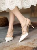 Sandalias Slingback de Taco Alto con Tachuelas y Correas Cruzadas