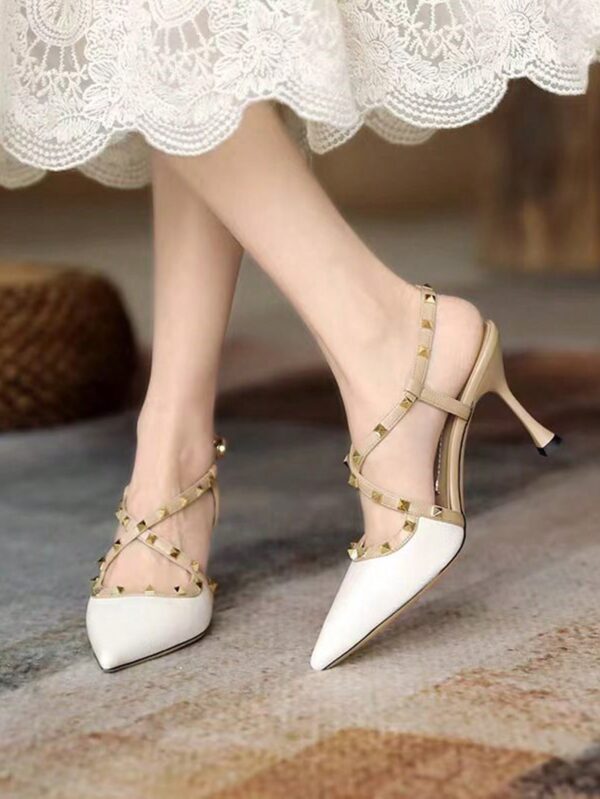 Sandalias Slingback de Taco Alto con Tachuelas y Correas Cruzadas - Image 7