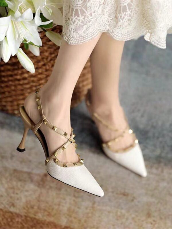 Sandalias Slingback de Taco Alto con Tachuelas y Correas Cruzadas - Image 6