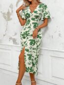 Vestido Largo Elegante de Estampado Tropical con Escote en V y Volantes