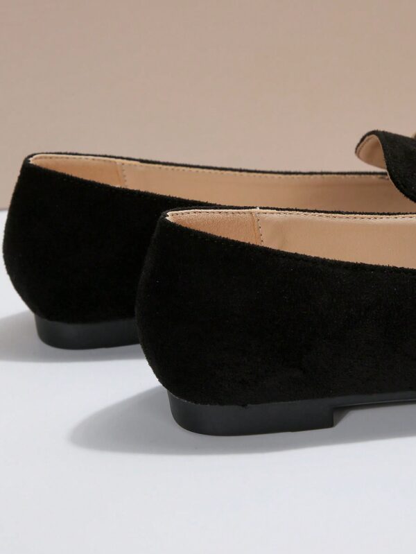 Mocasines Planos de Punta Cuadrada con Cadena Metálica para Mujer - Image 5